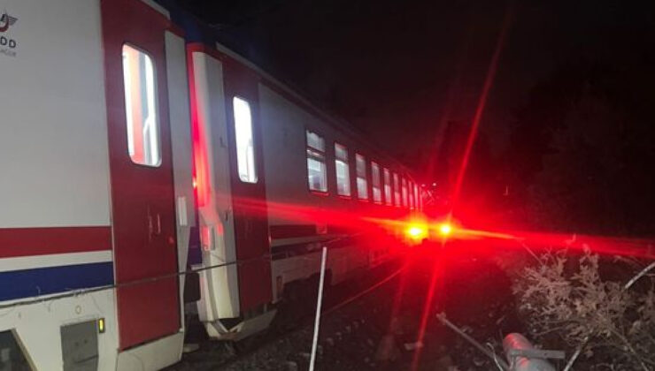 Balıkesir’de toprak kaydı, tren raydan çıktı!
