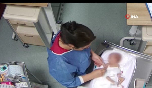 Bebeği darbeden hemşire polise teslim oldu