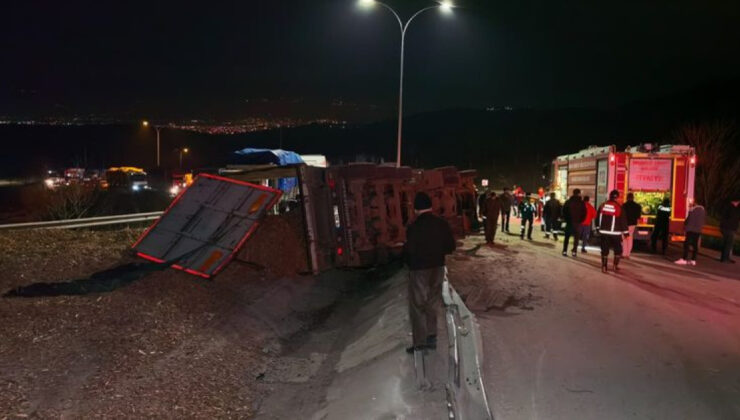 Bursa’da talaş yüklü TIR devrildi: 1 ölü