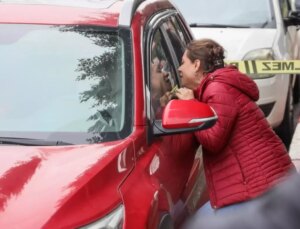 Eşinin ölü bulunduğu aracın camına vurarak ağladı: Ne olur kalk aşkım