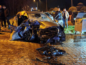 Feci kaza: İki otomobil kafa kafaya çarpıştı