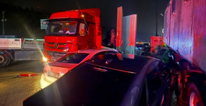 Hatay’da TIR, park halindeki 8 araca çarptı