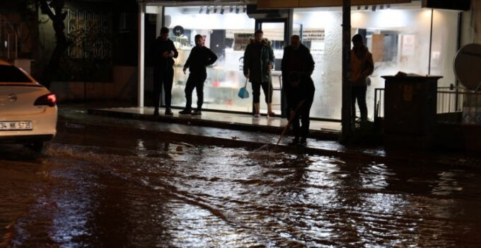 İzmir’i sağanak vurdu… Yollar göle döndü, ev ve iş yerlerini su bastı