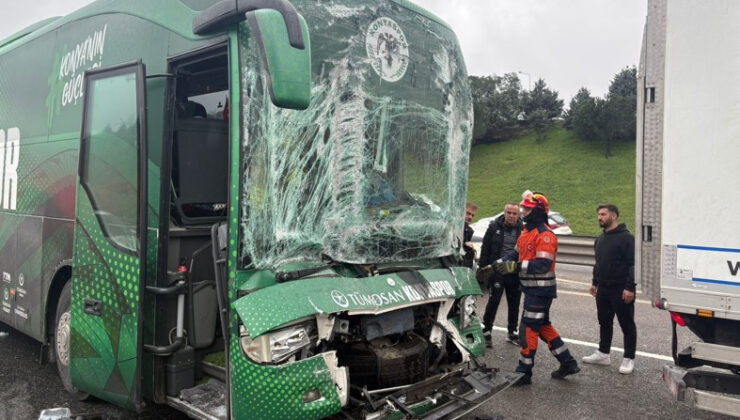 Konyaspor U-19 futbol takımını taşıyan otobüs kaza yaptı; 3 yaralı