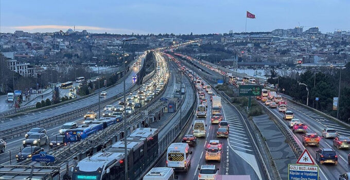 Son dakika… İstanbul’da trafik kilitlendi! Yoğunluk yüzde 87’ye kadar yükseldi