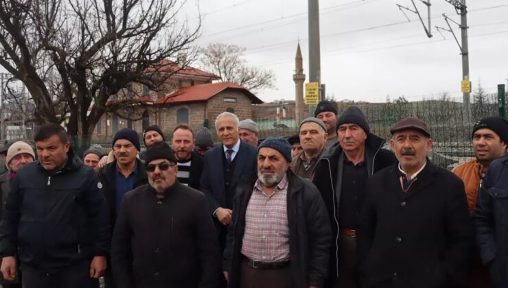 50 metre mesafedeki camiye gitmek için 5 kilometre yol yürüyorlar