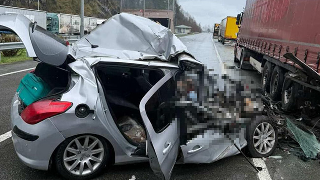 Artvin’de feci kaza! Otomobil, TIR’a çarptı: 2 ölü, 1 yaralı