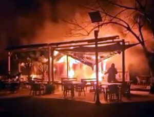 Avcılar’da parkın içindeki kafe alev alev yandı