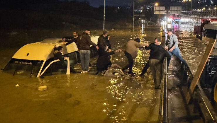 Aydın’da faciadan dönüldü! Suya gömülen minibüsteki 20 yolcu kurtarıldı