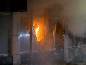 Bağcılar’da 4 katlı tekstil fabrikası alev alev yandı