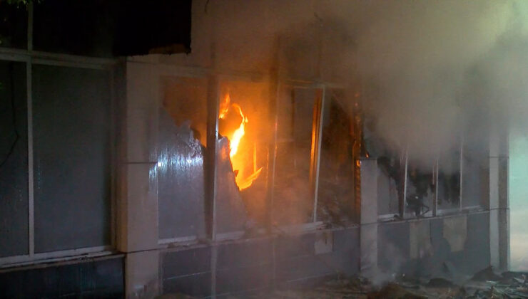 Bağcılar’da 4 katlı tekstil fabrikası alev alev yandı