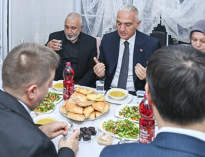 Bakan Ersoy vatandaşlarla yürüdü, ev sofrasında iftar açtı