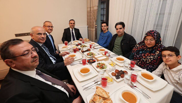 Bakan Kacır depremzede aileyle iftar yaptı