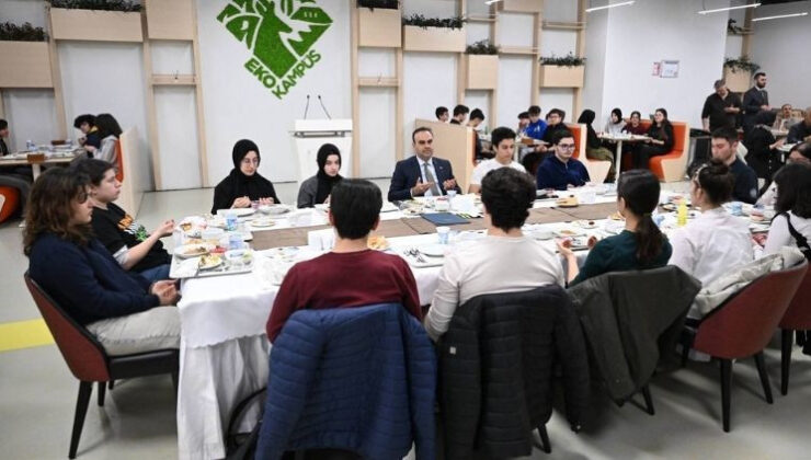 Bakan Kacır, ilk iftarını TÜBİTAK Fen Lisesi öğrencileriyle yaptı
