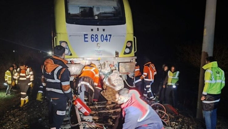Balıkesir’de tren düşen kaya parçası nedeniyle raydan çıktı, 150 yolcu tahliye edildi