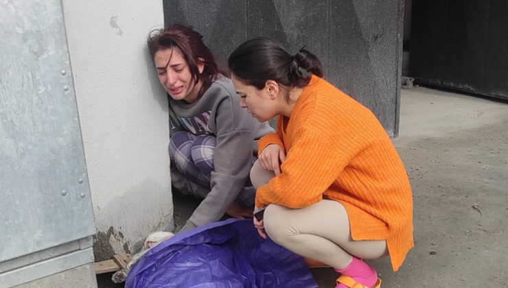 Beyoğlu’ndaki yangında yürek yakan görüntü: Genç kadın gözyaşlarına boğuldu