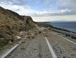 Bozcaada’da sağanak sonrası heyelan meydana geldi