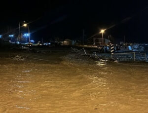 Çanakkale’de sağanak nedeniyle Kepez Çayı ve Sarıçay taştı… Sahil yolu ulaşıma kapandı