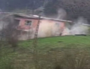 Cide’de heyelanda 2 katlı ev çöktü; o anlar kamerada