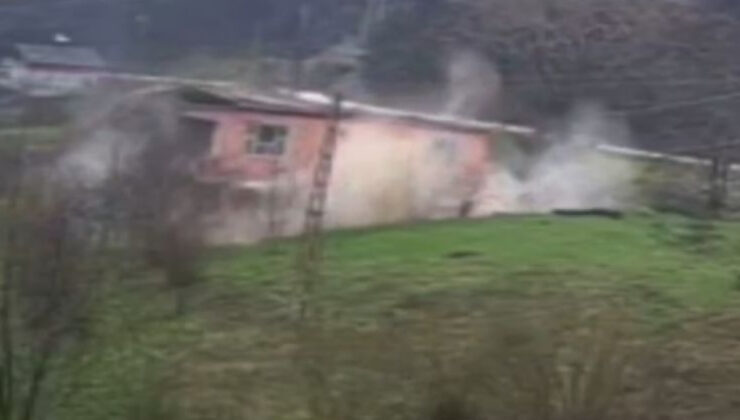 Cide’de heyelanda 2 katlı ev çöktü; o anlar kamerada