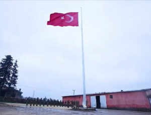 Çirkin saldırının gerçekleştiği yere dev Türk bayrağı