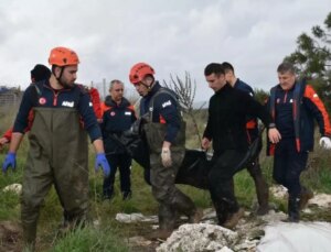Dere üzerindeki köprüden geçen otomobil sele kapıldı: 2 ölü