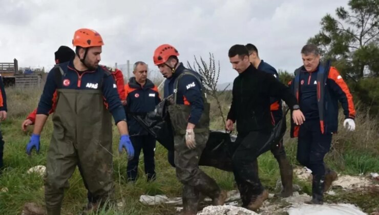 Dere üzerindeki köprüden geçen otomobil sele kapıldı: 2 ölü