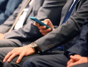 Ekonomik kriz nedeniyle vekillerin emekli maaşını kaldırdılar