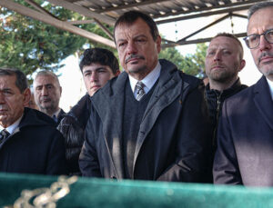 Ergin Ataman’ın annesi son yolculuğuna uğurlandı