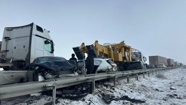 Erzurum’da çok sayıda aracın karıştığı zincirleme trafik kazası meydana geldi