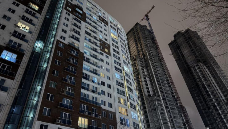 Esenyurt’ta bir sitede 2 kişi silahla vurulmuş halde ölü bulundu