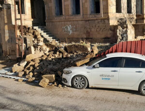 Evin duvarı otomobilin üzerine devrildi