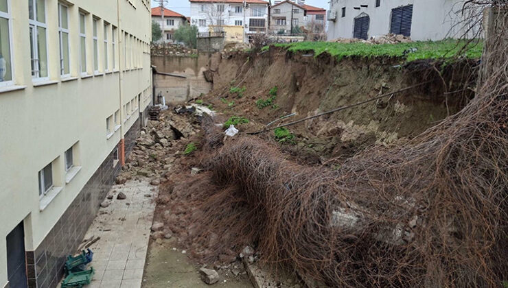 Facianın eşiğinden dönüldü: İstinat duvarı, lise bahçesine çöktü