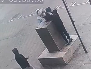 Fırtınada çocukların Atatürk büstü nöbeti: Yürekleri ısıtan anlar kamerada