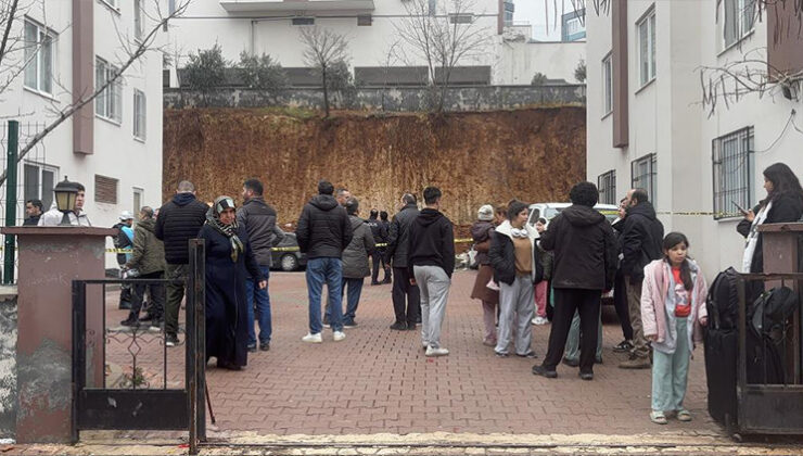Gaziantep’te facianın eşiğinden dönüldü! İstinat duvarı araçların üzerine çöktü