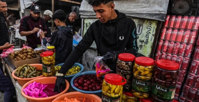 Gazze’de Ramazan hareketliliği: Pazar yerindeki Coca-Cola kolileri dikkat çekti