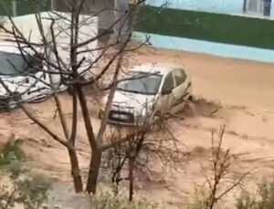 Hatay’da şiddetli sağanak sele neden oldu; mahsur kalanlar iş makineleriyle kurtarıldı