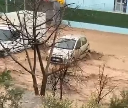 Hatay’da şiddetli sağanak sele neden oldu; mahsur kalanlar iş makineleriyle kurtarıldı