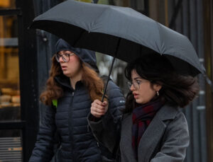 Hava sıcaklığı batıda artarken doğuda düşecek! Kuvvetli yağış ve fırtına uyarısı: Hızı 70 kilometreyi bulacak