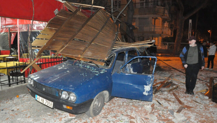 İstanbul’u fırtına vurdu! Binaların çatısı uçtu, denizde dev dalgalar oluştu