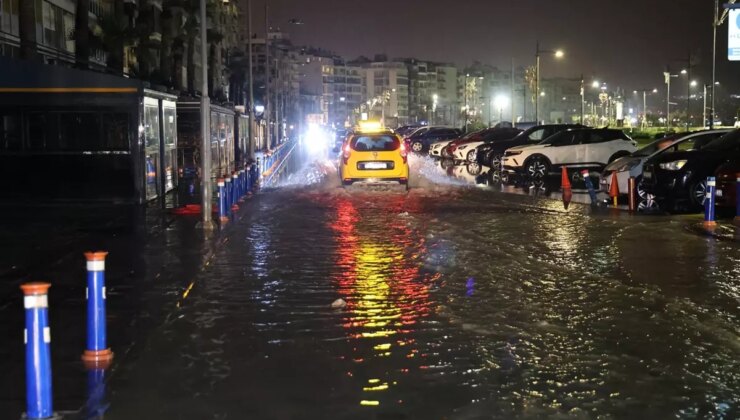 İzmir’de sağanak; cadde ve sokaklar göle döndü