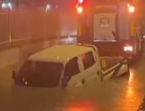 İzmir’i kuvvetli yağış vurdu… Bir kişi feci şekilde can verdi, yolları su bastı