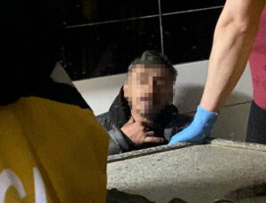 Kapıyı açan vatandaş şok oldu: Tuvalette uyurken buldular