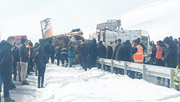 Kar küreme aracı devrildi: 2 ölü