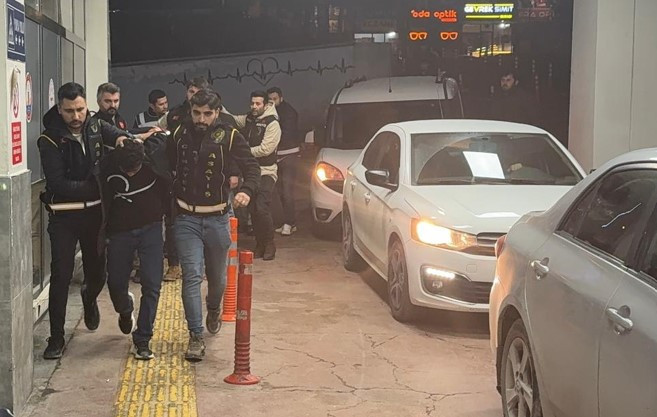 Kuyumcu dükkanında altınları gasbedip, polisi yaralayan 6 şüpheli yakalandı