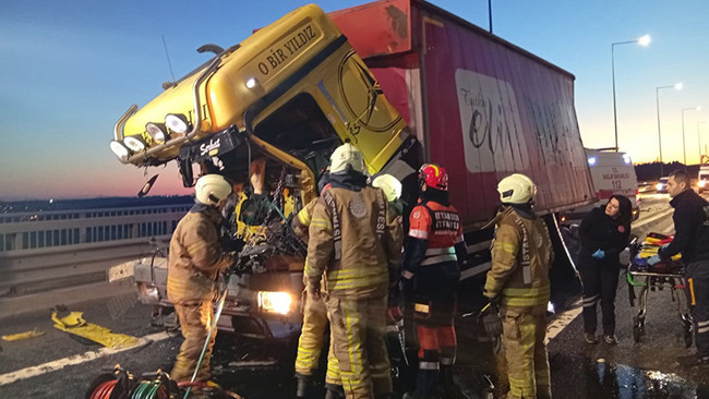 Kuzey Marmara Otoyolu’nda kamyon TIR’a çarptı