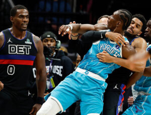 NBA maçında kavga çıktı: Yumruklar havada uçuştu!