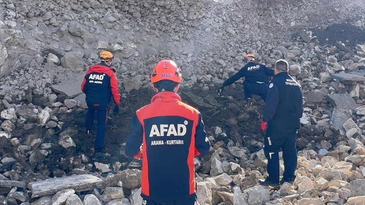 Niğde Kalesi’nin istinat duvarı aşırı yağış nedeniyle çöktü
