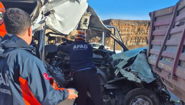 Öğrenci servisi TIR’a çarptı! Ölü ve yaralılar var!