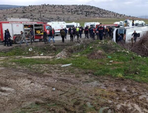 Öğrencileri taşıyan minibüsle otomobil çarpıştı: 6 yaralı